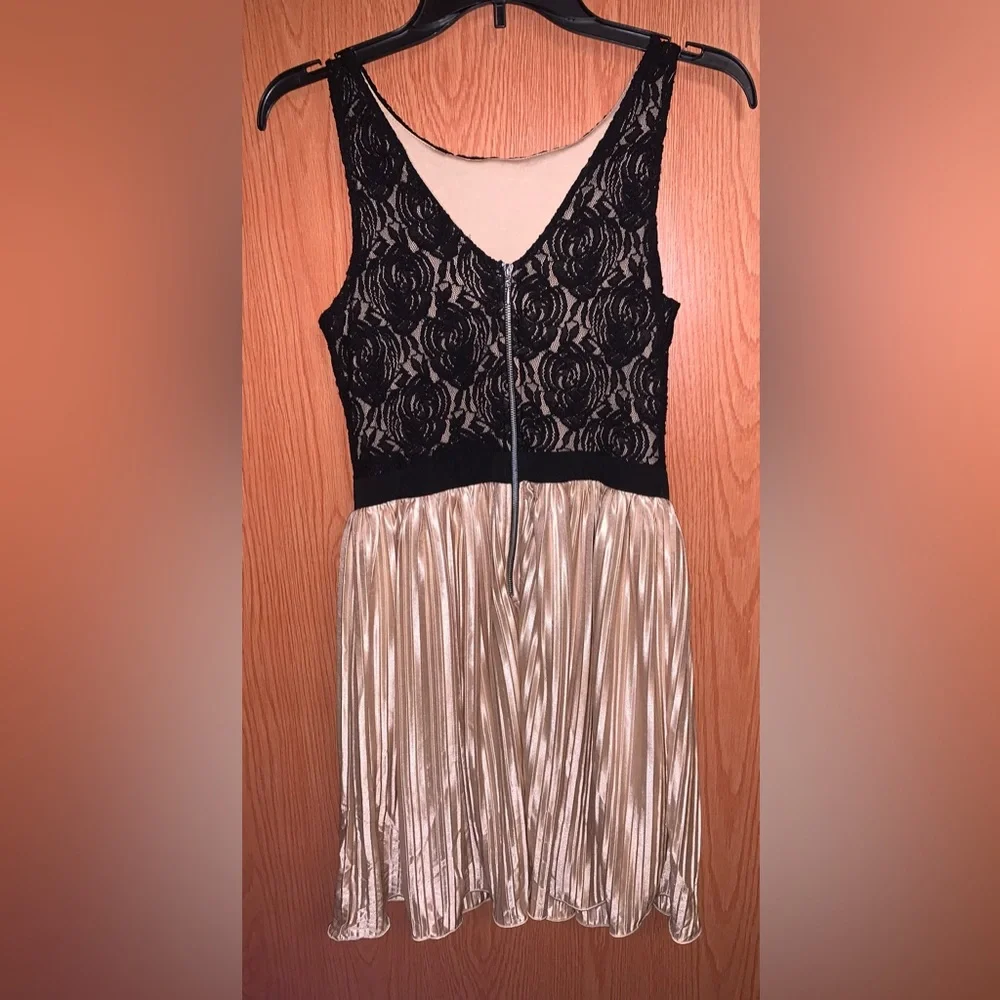GOLD WITH BLACK LACE PLEATED DRESS REWIND - Picture 4 of 4